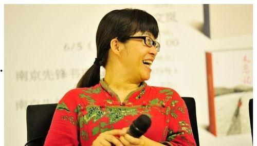 余秀华吃瓜,揭秘诗人背后的生活趣事