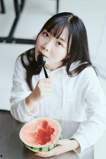 吃瓜少女拍照儿童室内,吃瓜少女镜头下的儿童室内欢乐时光