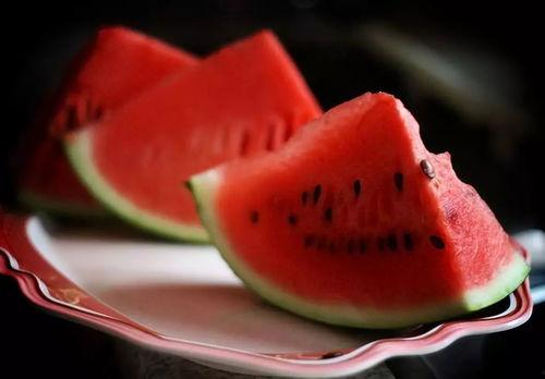 凿冰吃瓜,凿冰寻瓜，共享冰上清凉时光