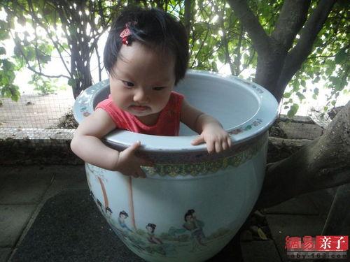 吃瓜搞笑小孩图片,吃瓜搞笑小孩萌态十足