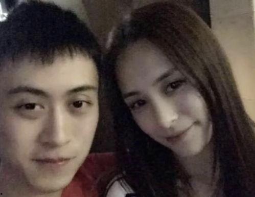 女明星晒儿子吃瓜,亲子互动温馨满满