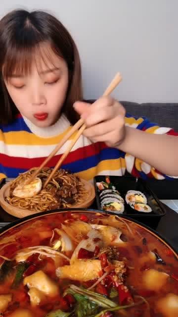 曹县售楼小姐吃瓜,一场网络热议背后的行业现象